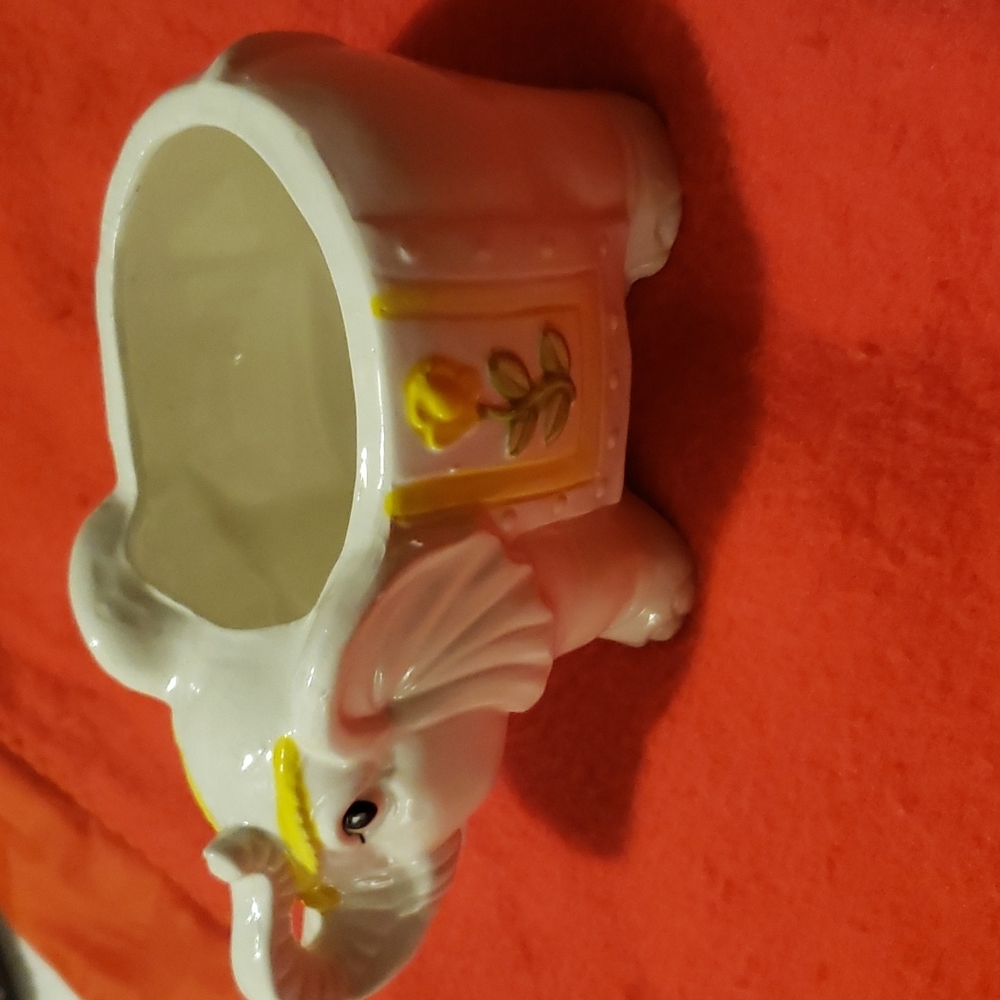 Elephant figurine accessories holder/planter - Picture 6 of 8